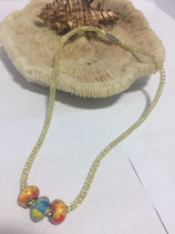 Lightgoldfarbene einfach gestrickte Kette mit 3 Breitlochmetallösen-Perle in Orange, rot, grün und gelb und gelb, türkis, blau und weiß