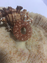Kettenanhänger Rosegold-farbenem Kupferdraht in Donutform mit klaren Facettenschliff Glasperlen