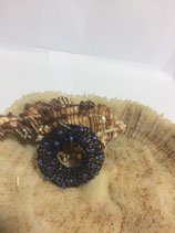 Kettenanhänger Marineblau-farbenem Kupferdraht in Donutform mit blau-irisierenden Glasperlen