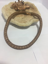 Fingergestrickte Schlauchkette braun mit Cremefarbenen Glaswachsperlen gefüllt und mit goldfarbenem Magnetverschluss mit Sicherungshacken