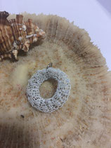 Kettenanhänger weiß-farbenem Kupferdraht in Donutform mit weißen Glasperlen