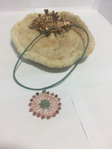 Fingergestrickter Anhänger in Rosegold mit Eisgrüner doppeltgestrickter Kugel an türkisem Lederband mit Karabinerverschluss