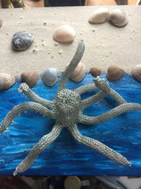 Krake/Octopus aus Eis-Grün und Mattcremefarbenem  Kupferdraht mit Glasperlen und beweglichen Fangarmen