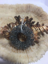 Kettenanhänger Anthrazit-farbenem Kupferdraht in Donutform mit farblich passenden Glasperlen