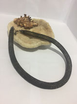 Schlauchkette aus 2  Schwarz- und Braun-Farbenem Kupferdrähten mit Karabinerverschluss