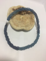 Blaue Vierfachspiralkette in hellblau und Marineblau mit irisierenden  Blauen Glasperlen