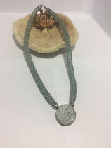 Collier aus Edelstahldraht mit grünen eingearbeiteten Glasperlen und einem Anhänger aus 925er Sterlingsilber mit grünem Fischleder
