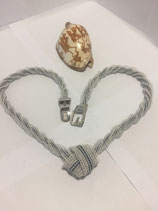 Spiralkette aus mattem weißen Kupferdraht mit innenliegender mattblauer Kette und einem Knoten in der Kette