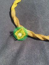 In sich gedrehte Kette Twistkette in Gold und Grüntönen mit einer innenliegenden Silberfarbenen Kette und einer Blume als Anhänger