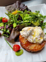 Salade et tartelette tatin aux tomates et aux oignons et son fromage vendéen, salade.