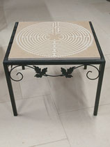Table en pierre française, gravée du motif labyrinthe, 55 x 55 x 43 cm, pieds fer forgé.