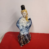 Bretonne et son bouquet de fleurs Faience de Desvres Hauteur 21cm