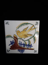 Carreau Oiseau coloré 1 fond crème dimensions 13 cm ×13 cm épaisseur 5 mm Faience de Desvres