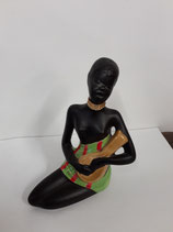 L Africaine et sa mandoline Hauteur 15 cm Longueur 10 cm