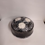 Coffret Rond à  Bijoux ou Dragées Faience De Desvres Noir et Pâquerette Diamètre 11cm Hauteur 5cm