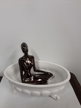 Africaine dans la baignoire Faience de Desvres Hauteur de la baignoire 9 cm Longueur 23 cm