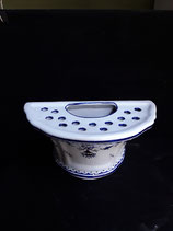 Pique Fleurs Faience de Desvres Décor Rouen Hauteur 10 cm Longueur 21,5 cm Largeur 11 cm