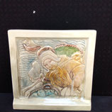 Plaque Rectangulaire Faience De Desvres Gil Franco 21,5 cm épaisseur 2 cm La Boulonnaise et son panier de poissons
