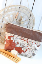 Necessaire gross bordeaux mit Blumen, oben dunkelbraun üni