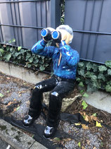 31210A Gucker Figur mit Fernglas sitzend