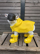 BELRI011 Schaf Figur steht mit Regenmantel Kopf zur Seite
