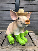 BELRI005 Schwein Figur sitzt Hut und Stiefel