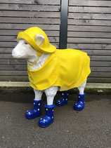 BELRI003 Schaf Figur steht groß mit Regenmantel