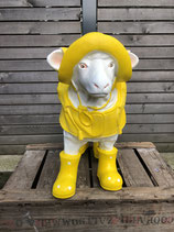 BELRI010 Schaf Figur steht mit Regenmantel