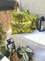 Housse de coussin motifs fleurs stylisées jaune-vert