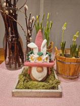 Osterhasenwichtel mit Blümchen