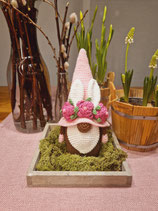 Osterhasenwichtel mit Rosen