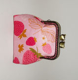 porte-monnaie rétro pour femme en tissu rose avec des fraises, fermoir métallique bronze avec des chats