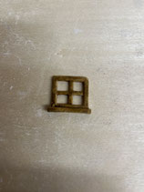 kleines Fenster mit Fensterkreuz und Fensterbrett