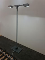 Perronleuchte LED 2-fach mit Vierkantpfosten und Bodenplattel trainli®