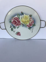 Art Deco Tortenplatte Spritzdekor Rosen Motiv farbig Metallmontur Henkel und Füsschen. Art.-Nr. 921