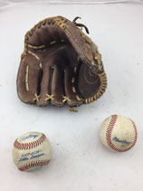 Baseball-Handschuh mit zwei Lederbällen. Art.-Nr. 2319