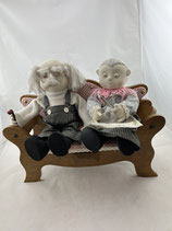 Oma Opa Stoffpuppen auf antikem Sofa. Art.-Nr. 4779