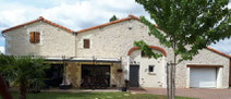 façade en pierre apparente à taizé aizie