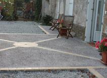 création d'une terrasse et d'un trottoir en gravier lavé