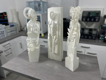 Ansicht der 3-teiligen Urform (verlorenen Form) aus einem 3D-Druck-Werkstoff, der sich bei hohen Temperaturen rückstandsfrei entfernen lässt als Vorberietung für den Guss