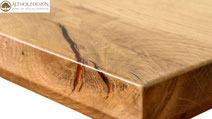 Risse und Äste im Holz transparent mit Epoxid gefüllt und geschlossen.