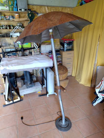 lampe d'apoint avec abat jour en cuir vachette imitation autruche, couleur vieux cuivre