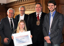 Katharina Flatt mit (von links) Dr. Udo-Willi Kögler, Helmut-Rudolf Strozyk, Wittich Schobert, Dirk Schlesier