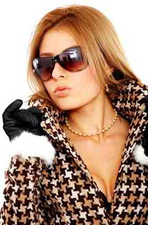 blonde Frau mit Sonnenbrille