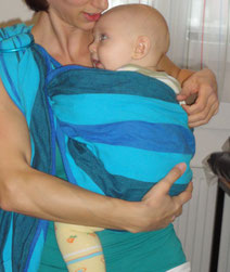 Foto Baby im Tragetuch
