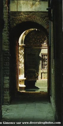 Venise,Italie,canaux,arcades,ruelles,anciennes façades,passage,murs en briques