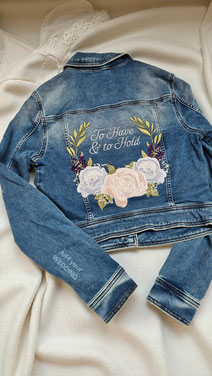 Bestickte Brautjacken stehen für zeitlose Eleganz und feine Handwerkskunst. Personalisierte Stickereien  Jacke Hochzeitstag.