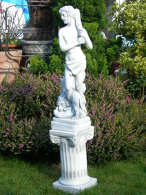 Römische Garten Statue auf Sockel auf Rasen