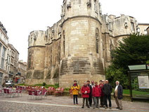 La commission devant le Palais des Comtes de Poitou