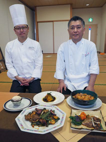 レシピを開発した(右から)遠藤シェフと本多料理長=27日午後、健康福祉センター